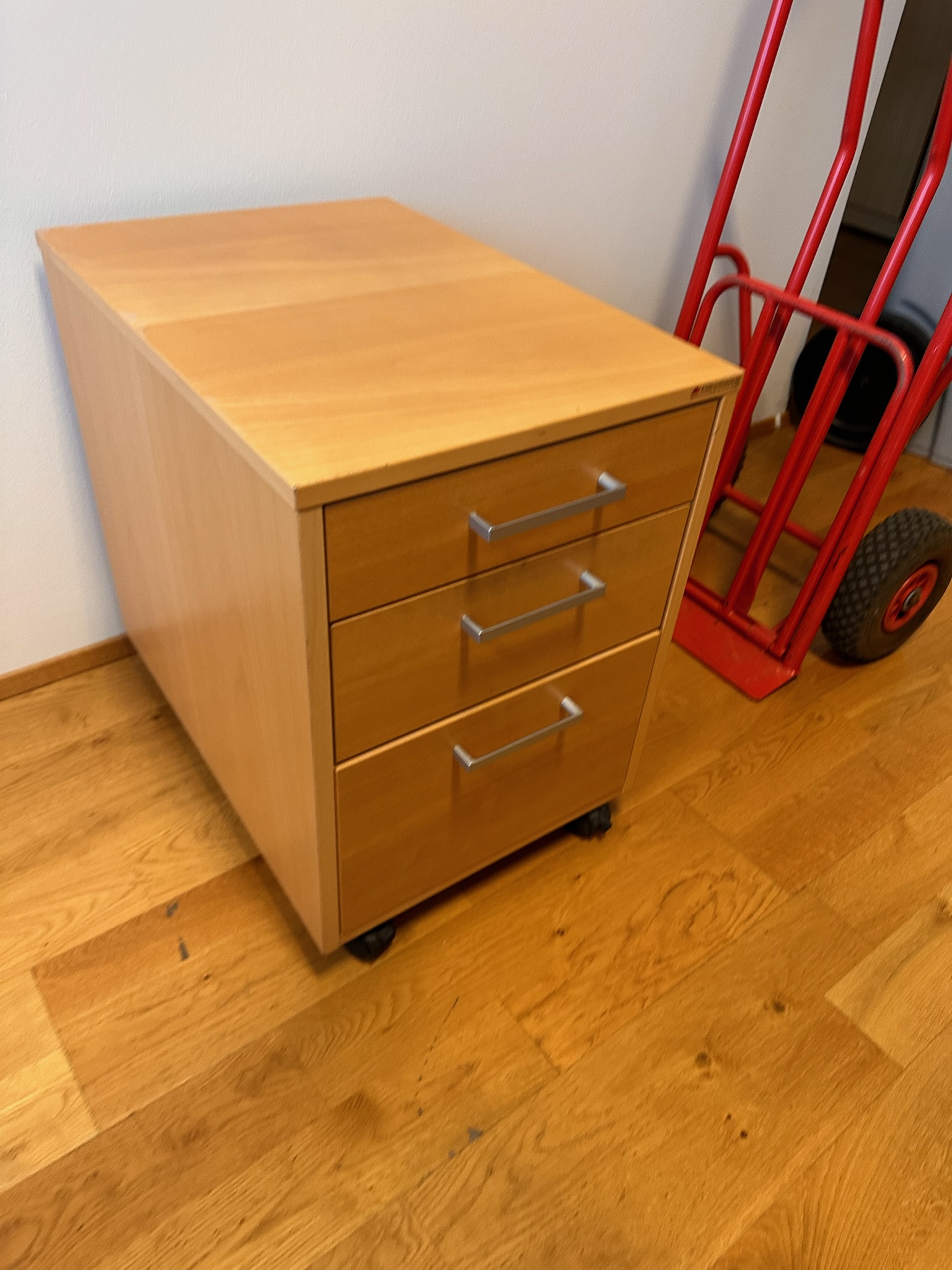 SELT / SOLD Skrifstofukálfur frá Á. Guðmundsson, beyki 2