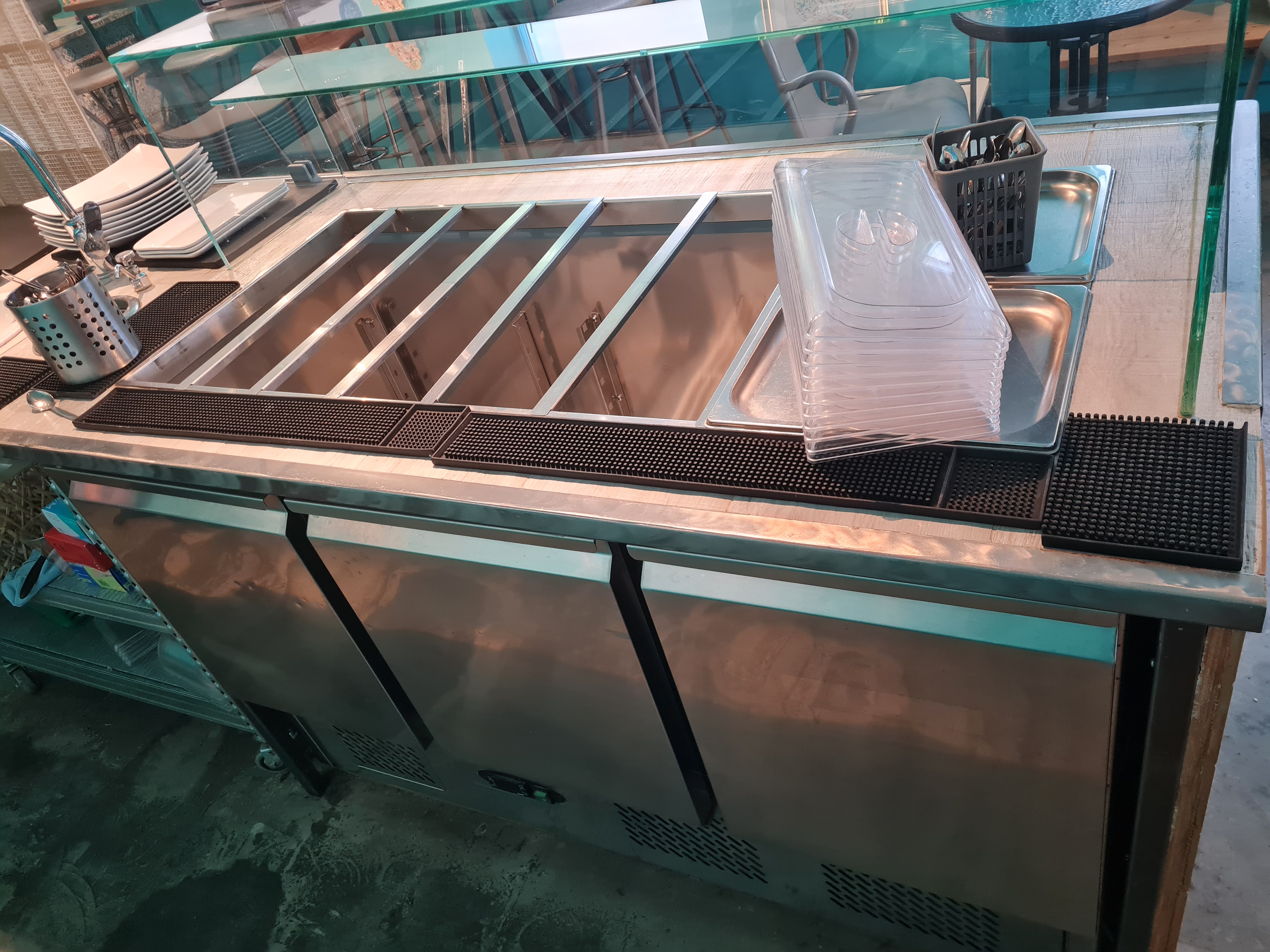 SELT / SOLD - Preppborð - innbyggður í verslunarborð - salatborð 4