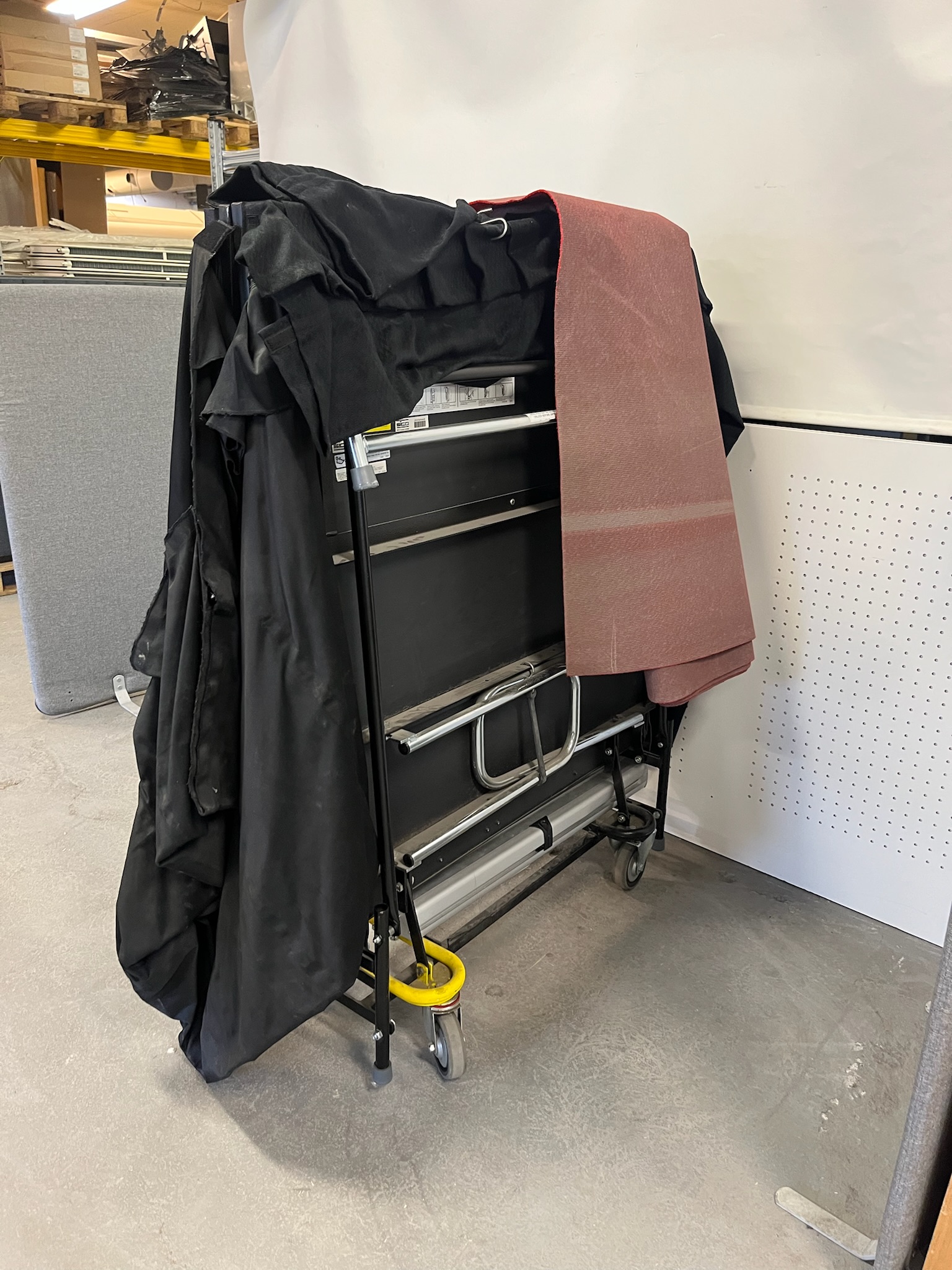 SELT / SOLD Fellanlegt svið á hjólum, B244xD122sm. 4