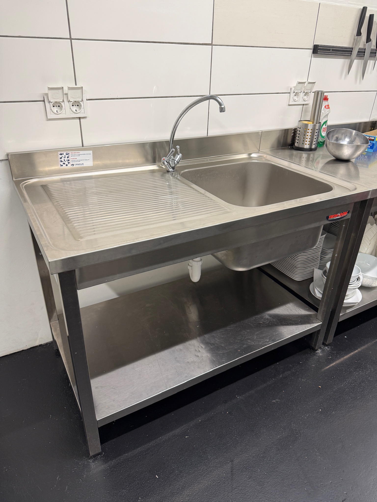 Tecnodom stálborð m. spúl, vaski, undirhillu og bakkanti frá BVT, B160sm.