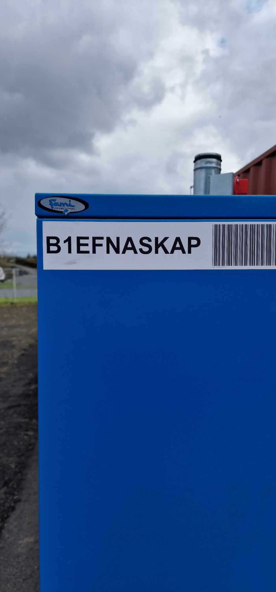 SELT / SOLD Stálskápur - efnaskápur - 100 * 50 * 200 sm ( L * D * H ) 3