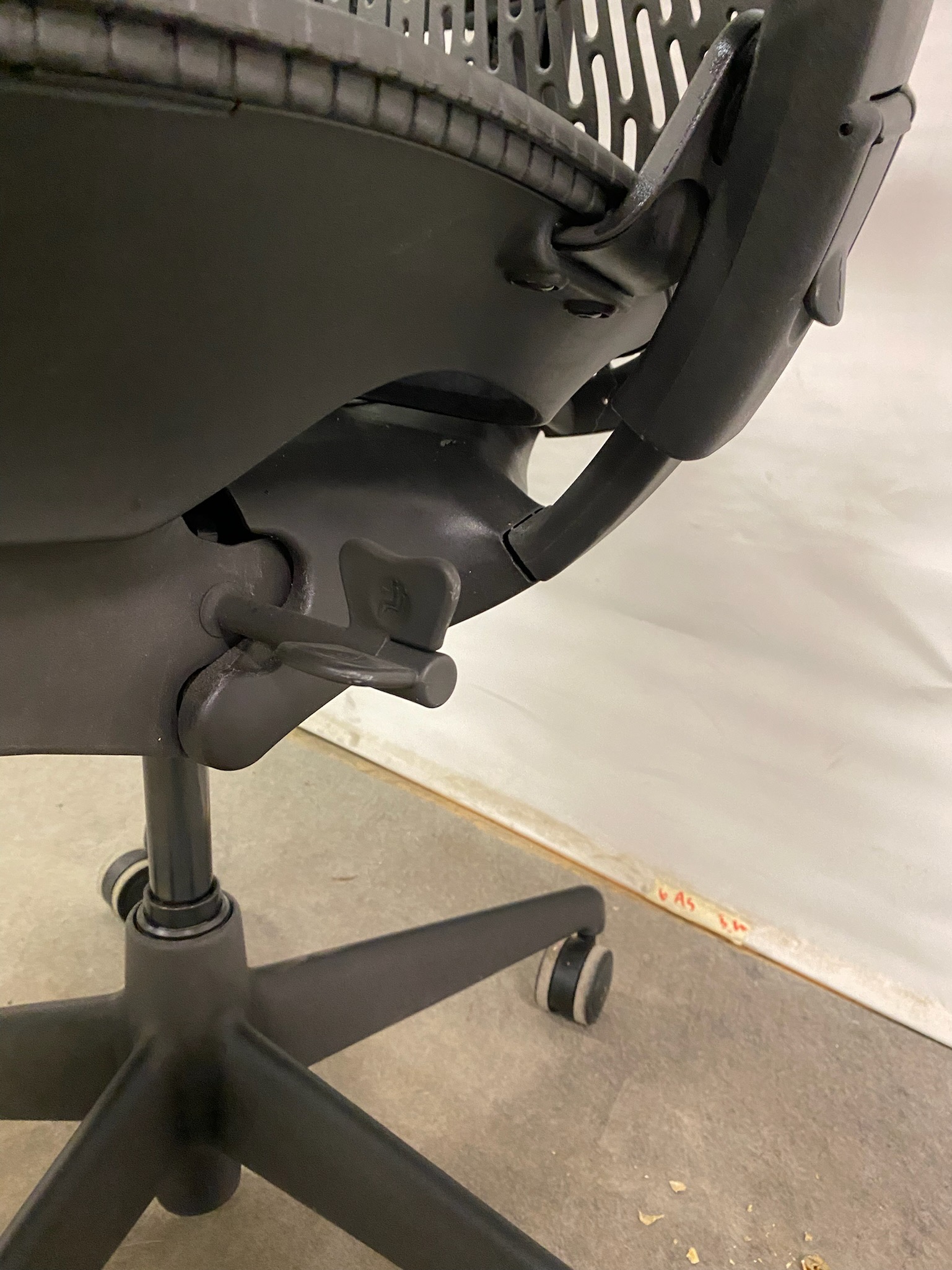 SELT / SOLD Herman Miller Mirra 12