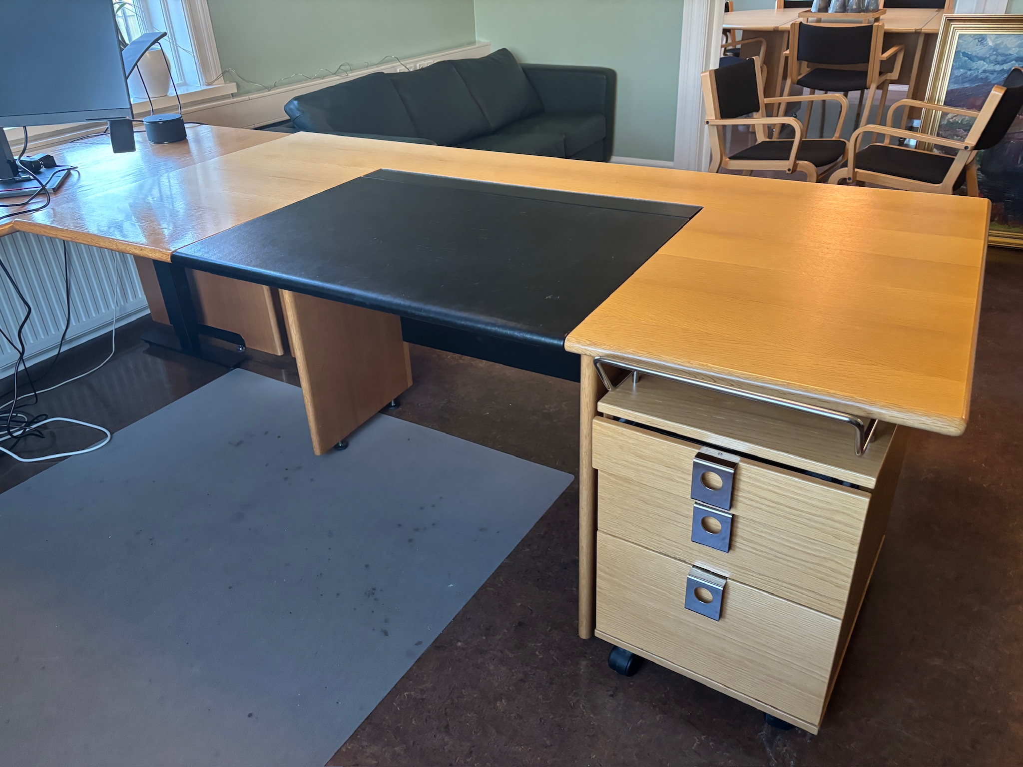 SELT / SOLD Skrifstofuborð með svörtu leðri á plötu. L200 sm - skúffuskápur 4