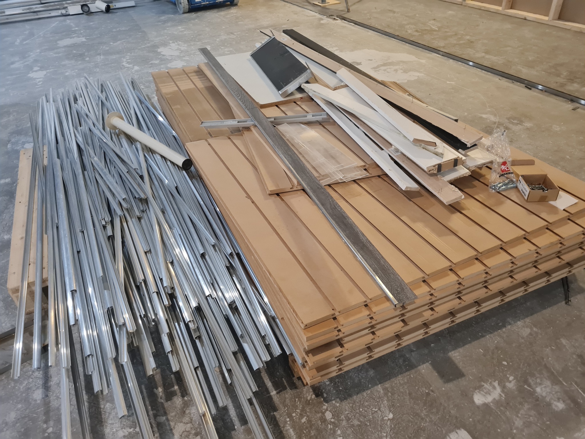 SELT / SOLD - Vöruveggur / panelveggur