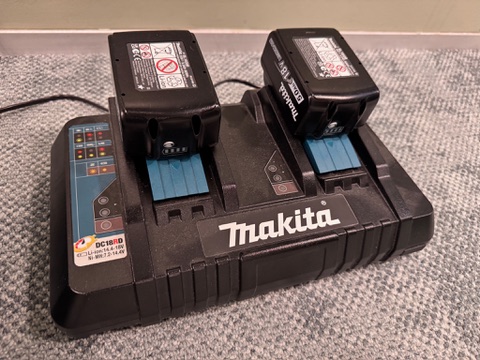 SELT / SOLD Makita ryksuguróbot með hleðslutæki og fjarstýringu 9