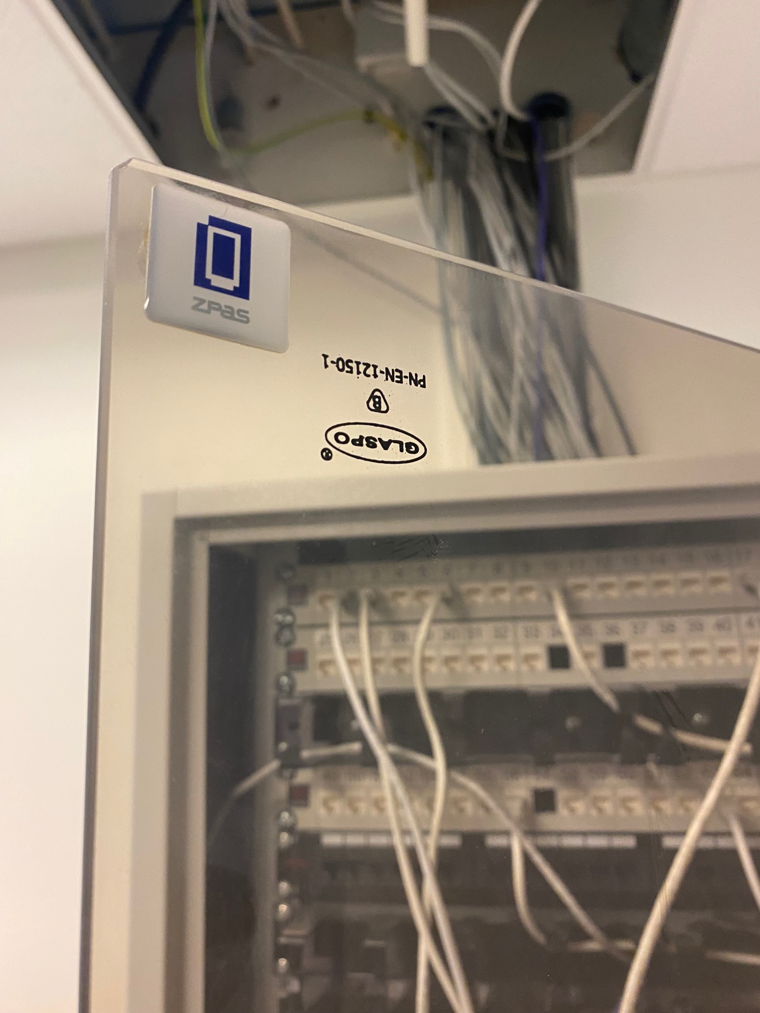 SELT / SOLD Tölvuskápur - serverskápur ásamt APC Smart-UPS 11