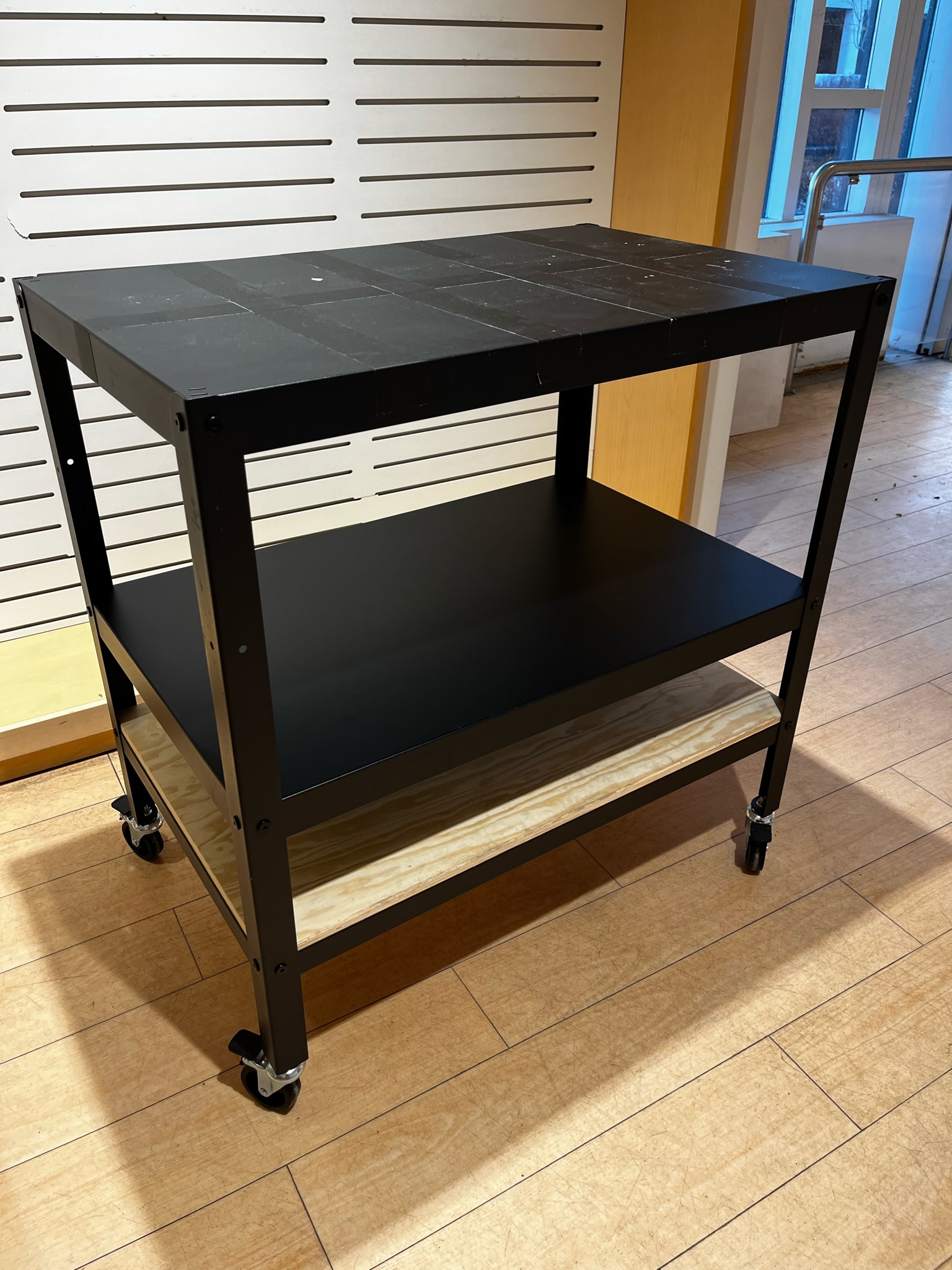 SELT / SOLD - Vinnuborð á hjólum