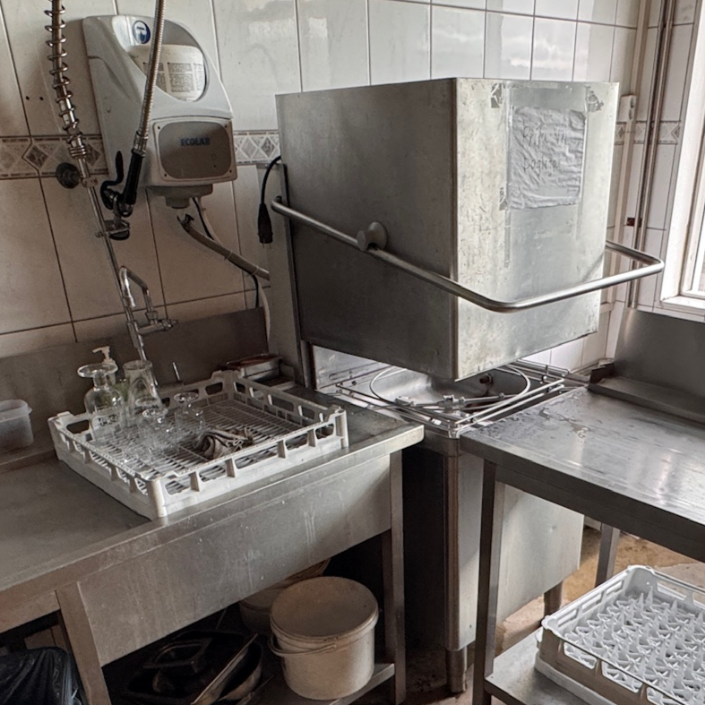 SELT / SOLD MBM húddvél með sápurskammtara