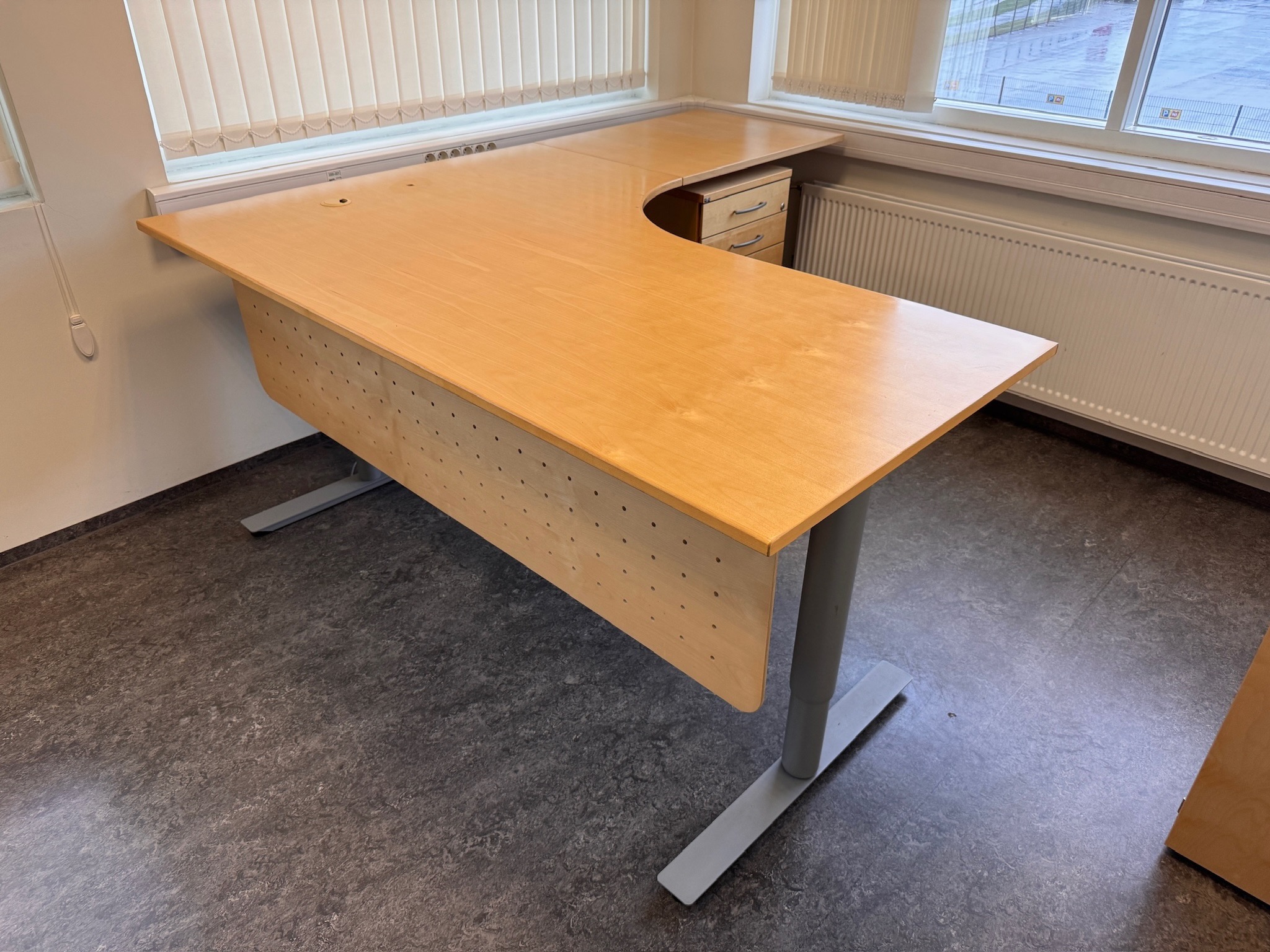SELT / SOLD Hornrafmagnsborð 200x180 hægri vinkill frá EFG