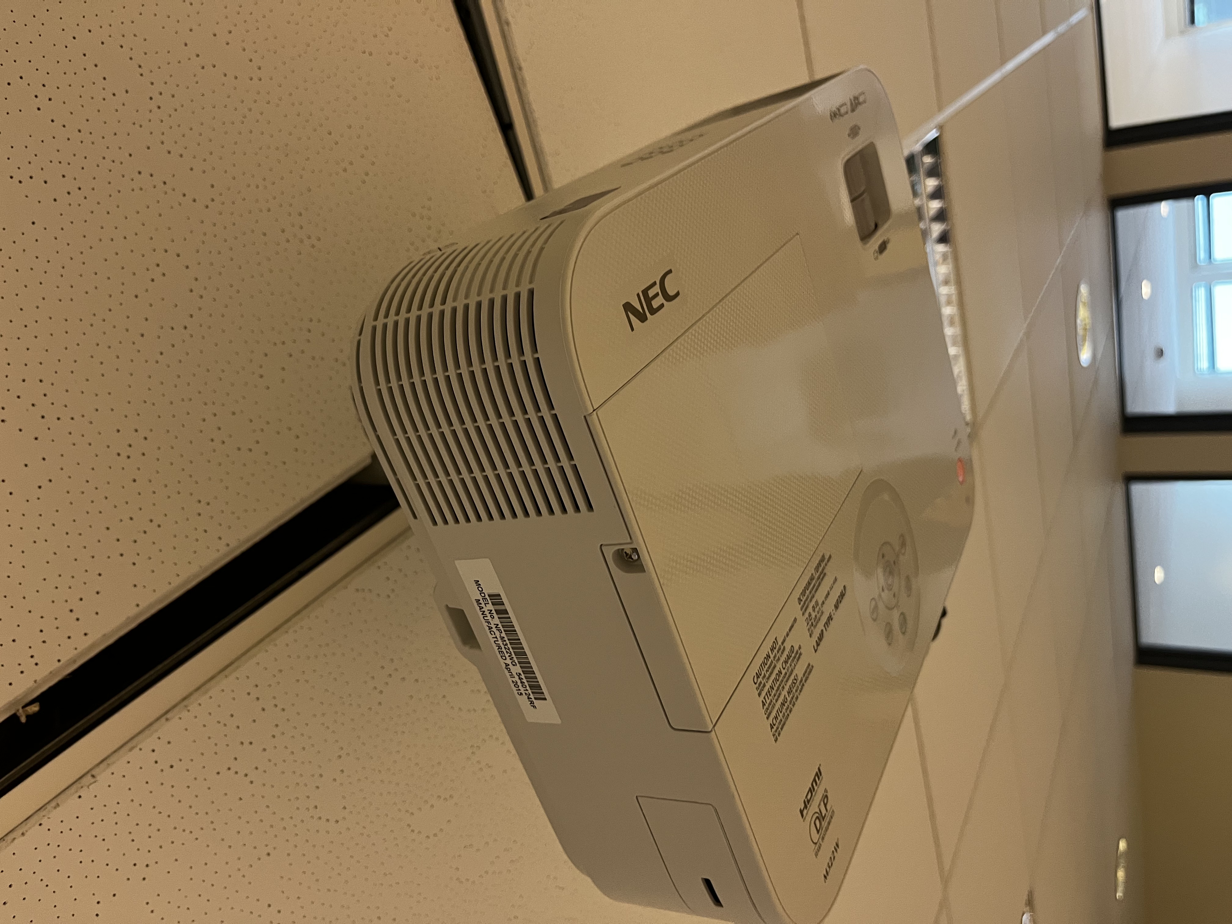 SELT - NEC M322w skjávarpi 3